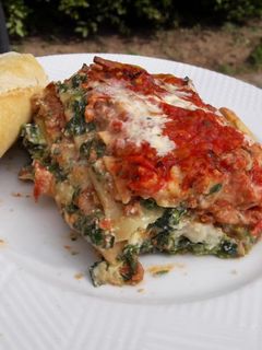 Una foto de Lasaña mixta doble: carne y espinaca con bolognesa y bechamel