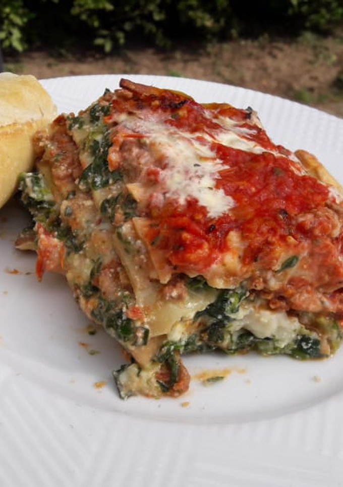 Una foto de Lasaña mixta doble: carne y espinaca con bolognesa y bechamel