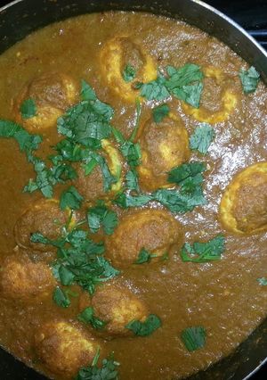 A picture of egg curry.