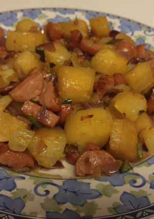A picture of Spicy yucca with sausage..