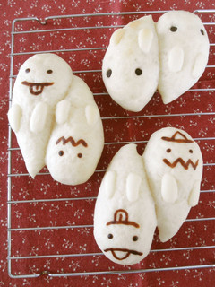 A picture of Halloween Twin Ghosts Bread.