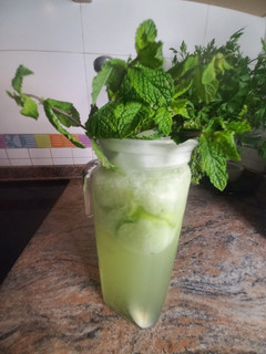 Una foto de Agua fresca de pepino con limón 🥒 🍋