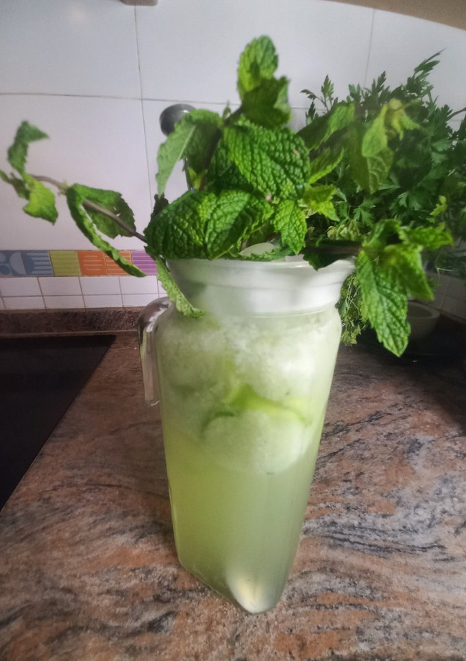 Una foto de Agua fresca de pepino con limón 🥒 🍋