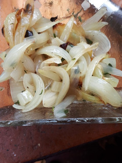 Una foto de Ensalada de cebollas asadas