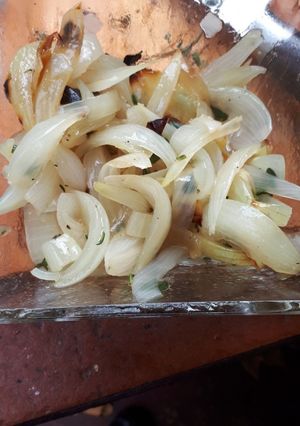 Una foto de Ensalada de cebollas asadas