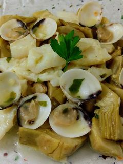 Una foto de Alcachofas, almejas y bacalao al ajillo