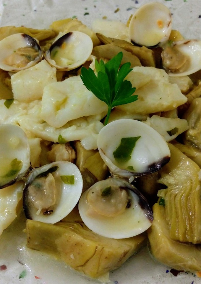 Una foto de Alcachofas, almejas y bacalao al ajillo