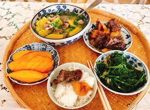 Hình của món Vịt ram thơm với nước dừa.  Canh bí đỏ sườn non “   Rau muống xào tỏi “.