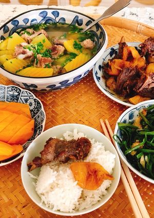 Hình của món Vịt ram thơm với nước dừa.Canh bí đỏ sườn non “Rau muống xào tỏi “.