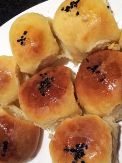 A picture of beehive buns.