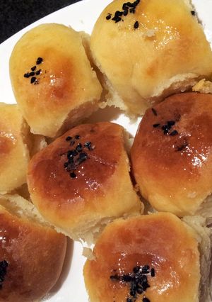 A picture of beehive buns.