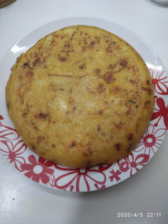 Una foto de Tortilla de patatas con chorizo y cebolla caramelizada Stiller