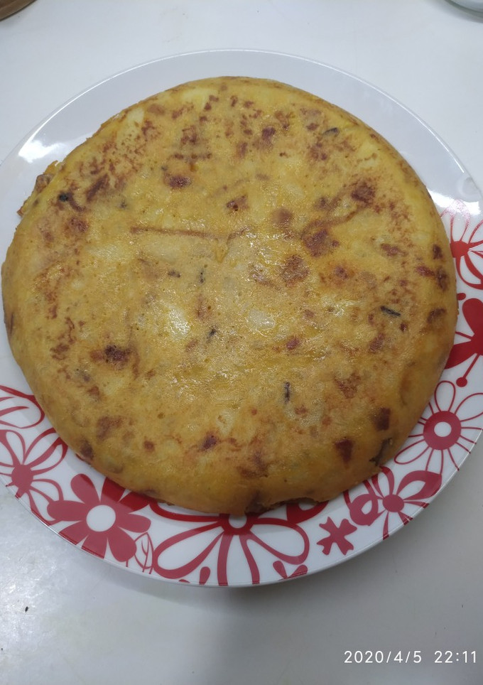 Una foto de Tortilla de patatas con chorizo y cebolla caramelizada Stiller