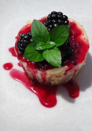 Una foto de New york cheesecake de zarzamoras