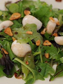 A picture of Tropical Crispy Garlic Salad.