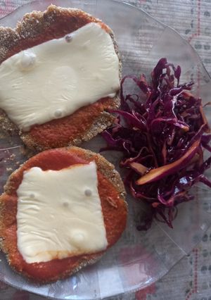 Una foto de Milanesas de Garbanzos con Salsa y Queso