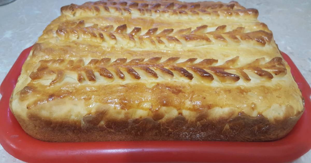 Пирог из слоёного теста с фаршем. Пирог с капустой в духовке на кефире. Рыбная кулебяка с капустой. Пирог с мясом на кефире. Пирог с фаршем яйцом.