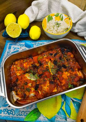 Paradicsomszószban sült tőkehal kapribogyóval és mazsolával mediterrán módra recept fotója