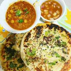 A picture of Amristari kulcha with imli chutney.