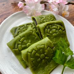 A picture of Japanese Kusa (Mugwort) Mochi.