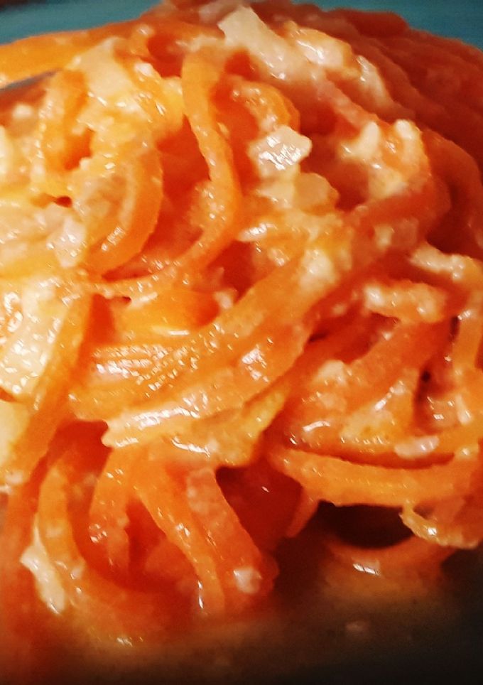 Una foto de Espaguetis de boniato con huevo y queso