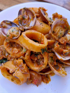 Foto principal de Cazuela de calamares y almejas