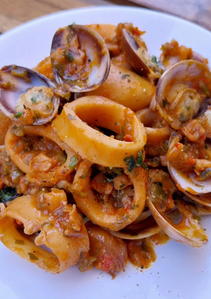 Una foto de Cazuela de calamares y almejas