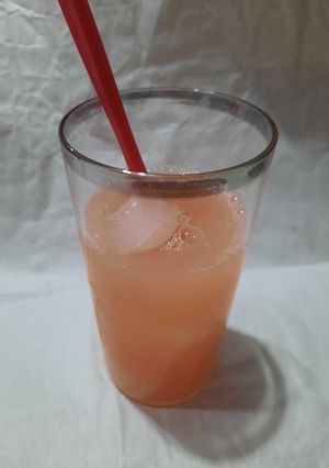 Una foto de Cóctel de pomelo y whisky