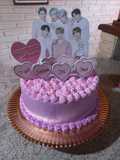Torta de cumpleaños con crema chantilly. Y topper de bts