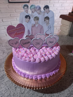 Una foto de Torta de cumpleaños con crema chantilly. Y topper de bts