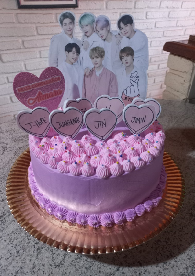 Una foto de Torta de cumpleaños con crema chantilly. Y topper de bts