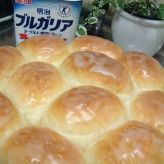 A picture of Yogurt Pull-Apart Bread.