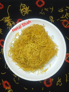 बेसन की सेव (besan ki sev recipe in Hindi) रेसिपी मुख्य फोटो