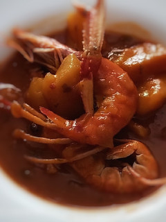Una foto de Suquet de cigalas con caldo de langostinos