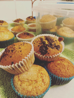 Una foto de Magdalenas CASERAS con virutas de chocolate 🧁