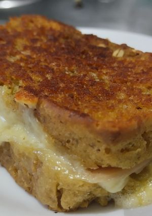 Una foto de Sándwich🥯hawaiano🥓en pan de plátano🍞🥯🍍