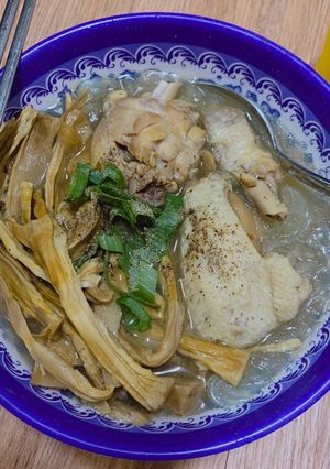 Hình của món Miến măng khô gà.
