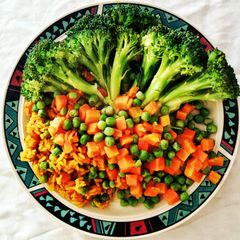 A picture of Curry brown rice with veggies.