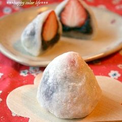 A picture of Strawberry Daifuku with Shiratamako Flour in a Microwave.