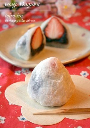 A picture of Strawberry Daifuku with Shiratamako Flour in a Microwave.
