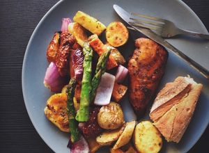 Hình của món Ức gà balsamic mật ong, rau củ bỏ lò.