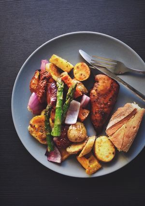 Hình của món Ức gà balsamic mật ong, rau củ bỏ lò.