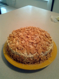 A picture of yellow oreo cookie cake.