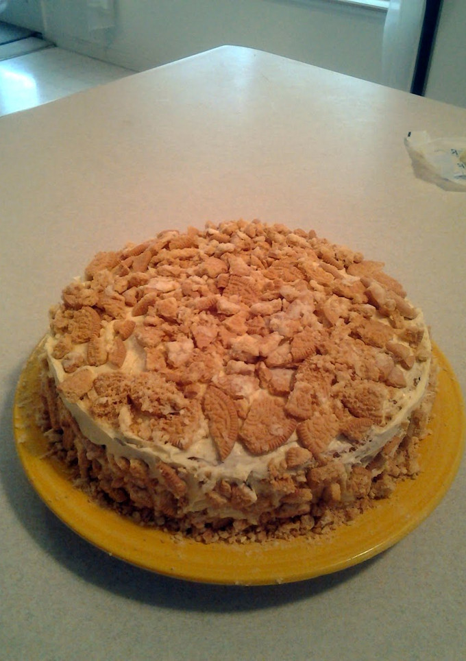 A picture of yellow oreo cookie cake.