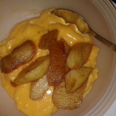 A picture of Delicious cinnamon apples with custard.