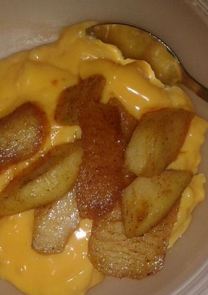 A picture of Delicious cinnamon apples with custard.