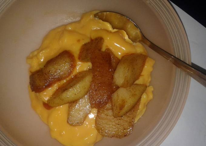 Delicious cinnamon apples with custard