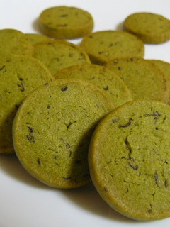 A picture of Crispy Matcha & Adzuki Cookies.