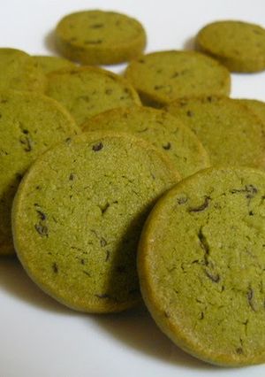 A picture of Crispy Matcha & Adzuki Cookies.