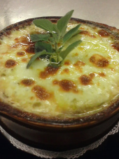 A picture of French onion soup.